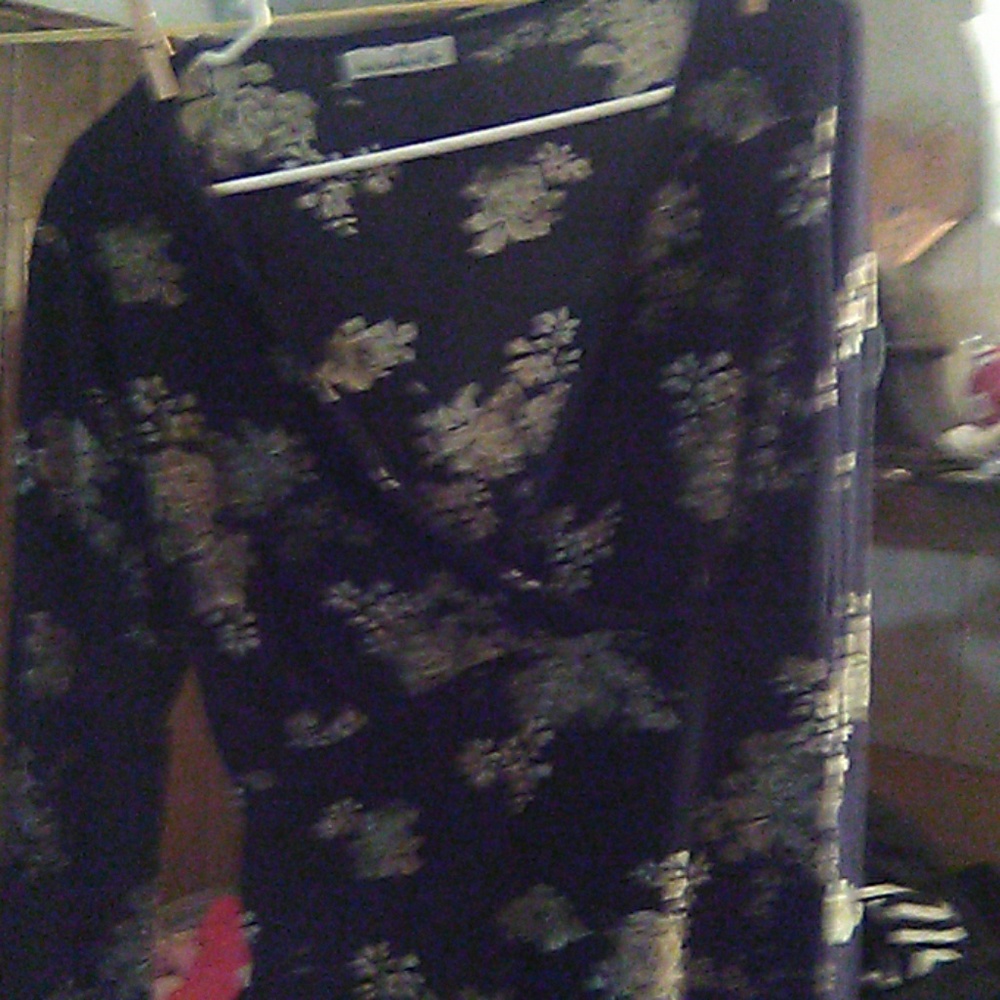 Beautiful long sleeve light material top never bee